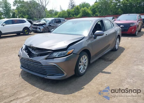 2021 Toyota Camry Le z USA, uszkodzony, nr VIN 4T1C11AK8MU553005
